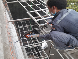 Khoan cấy thép ban công nhà anh Tú tại nhà số 2 Ngõ 1 Phạm Tuấn Tài, Cầu giấy, Hà Nội bằng keo Ramset G5